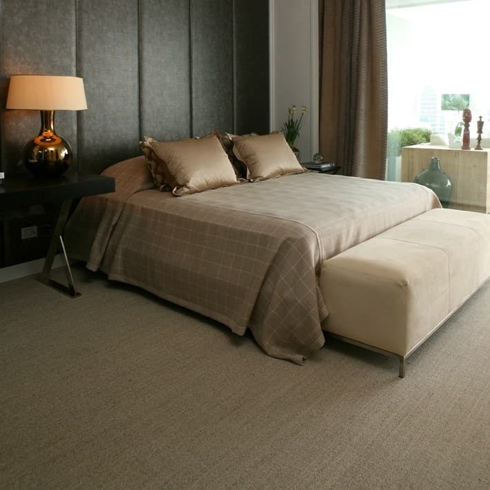 Dormitorio con alfombra de lana de pared a pared