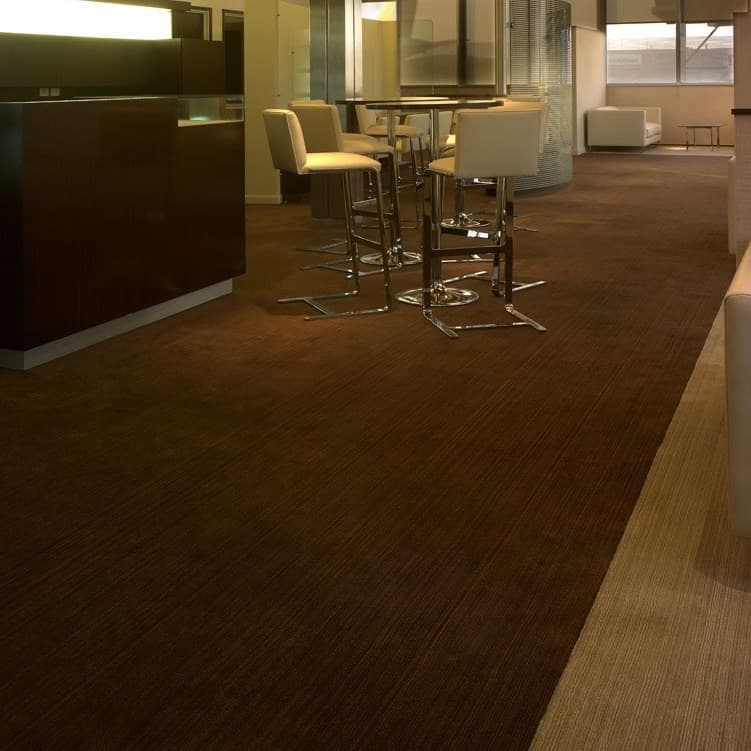 Local comercial con alfombra de lana de pared a pared