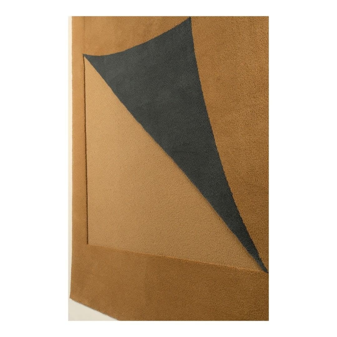 Esquina de la carpeta Pliegue: el borde recto del paño tostado y la cuña gris del dibujo