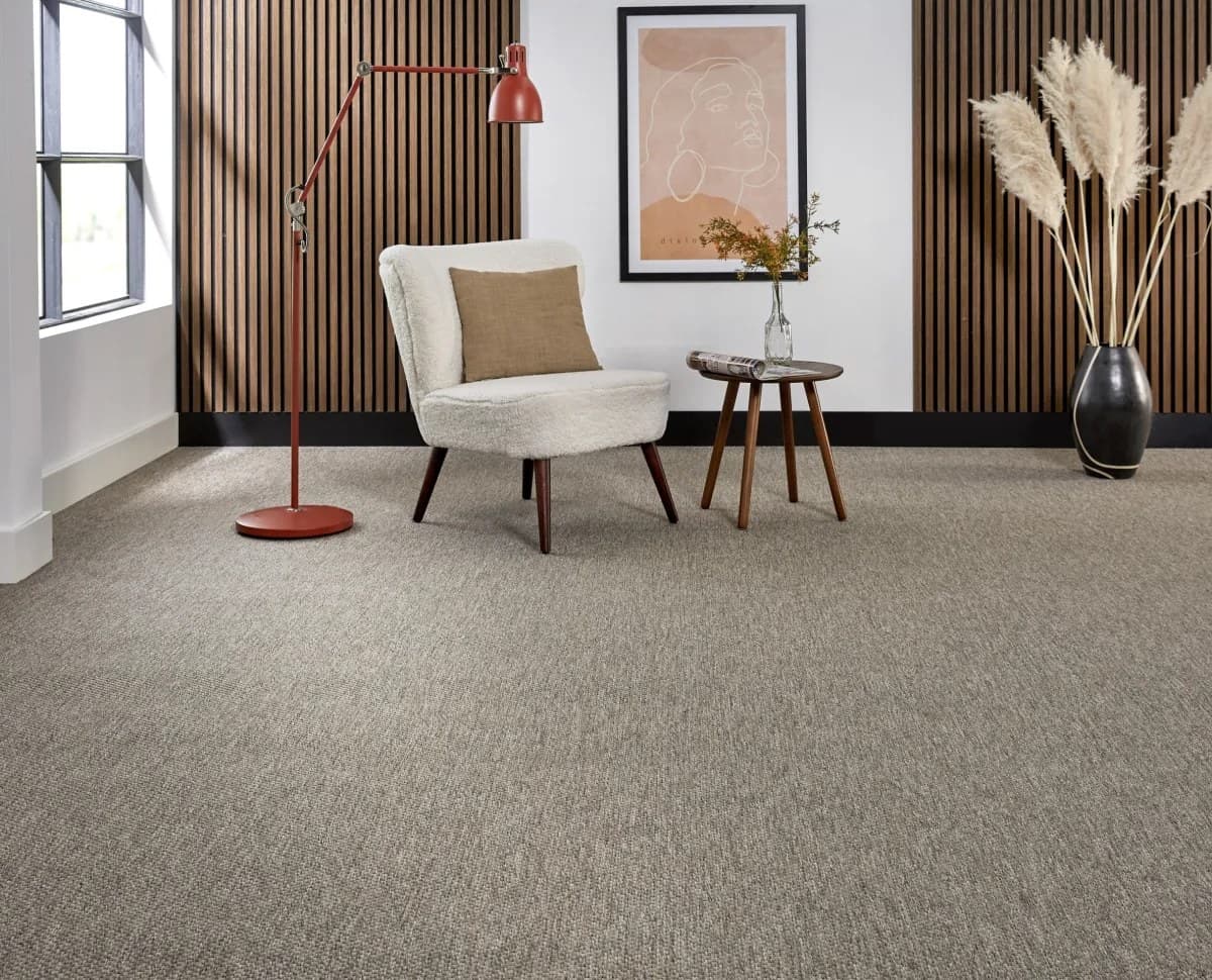 Rincón de lectura con alfombra de tejido plano de pared a pared y pared de listones de madera