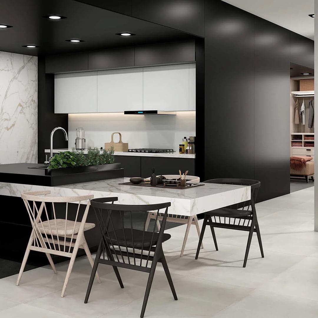 Comedor con sillas de diseño y mesada de piedra