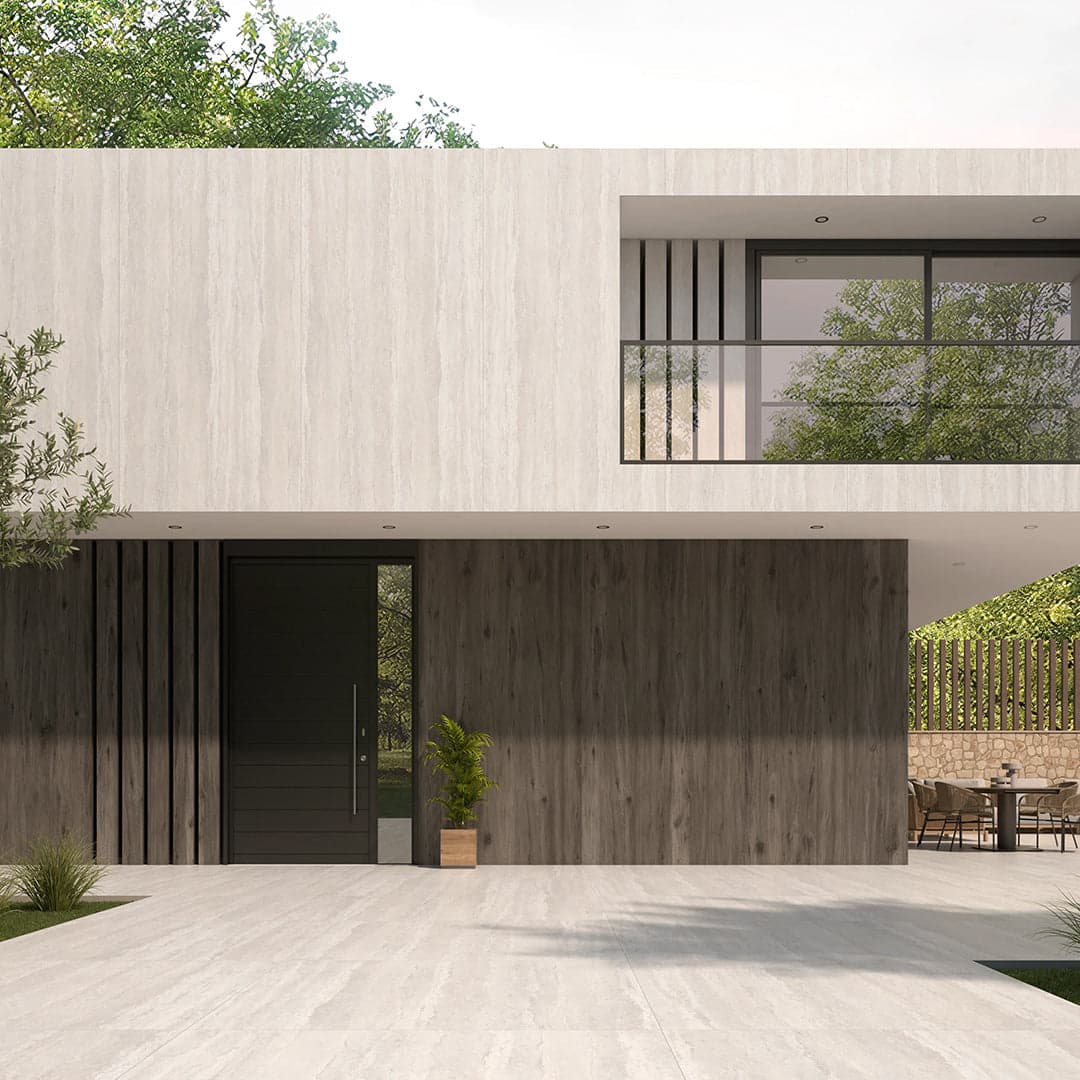 Fachada revestida en placas de travertino