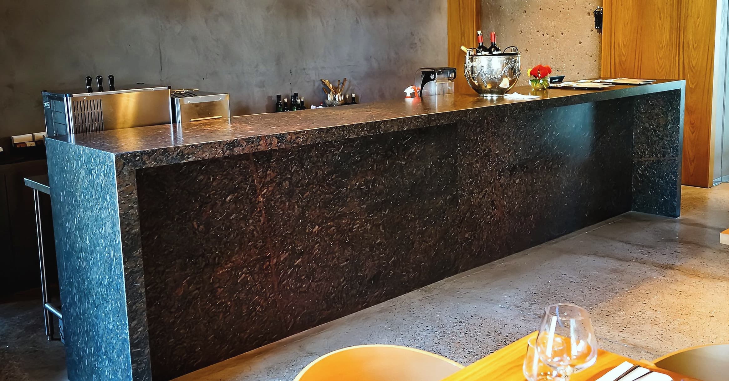 Barra de restaurante en granito rojo con terminación leather