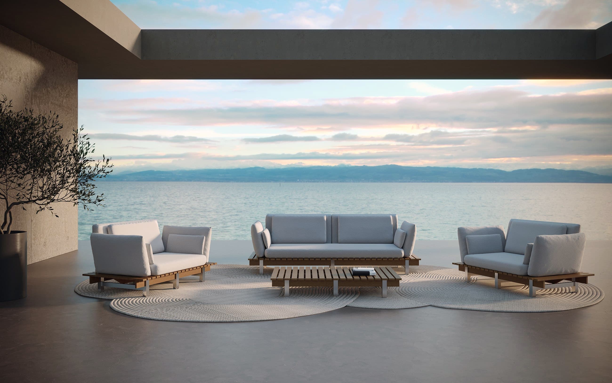 Sillones y mesa de exterior de Sierra en una terraza con vista al agua
