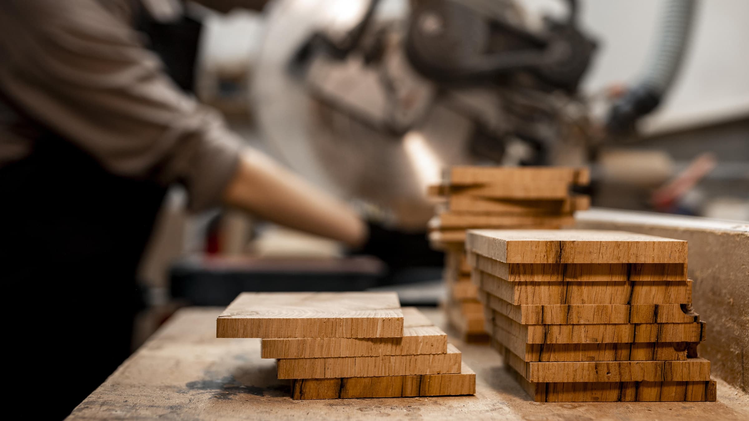 Operario cortando tablas de madera con sierra en el taller de Sierra