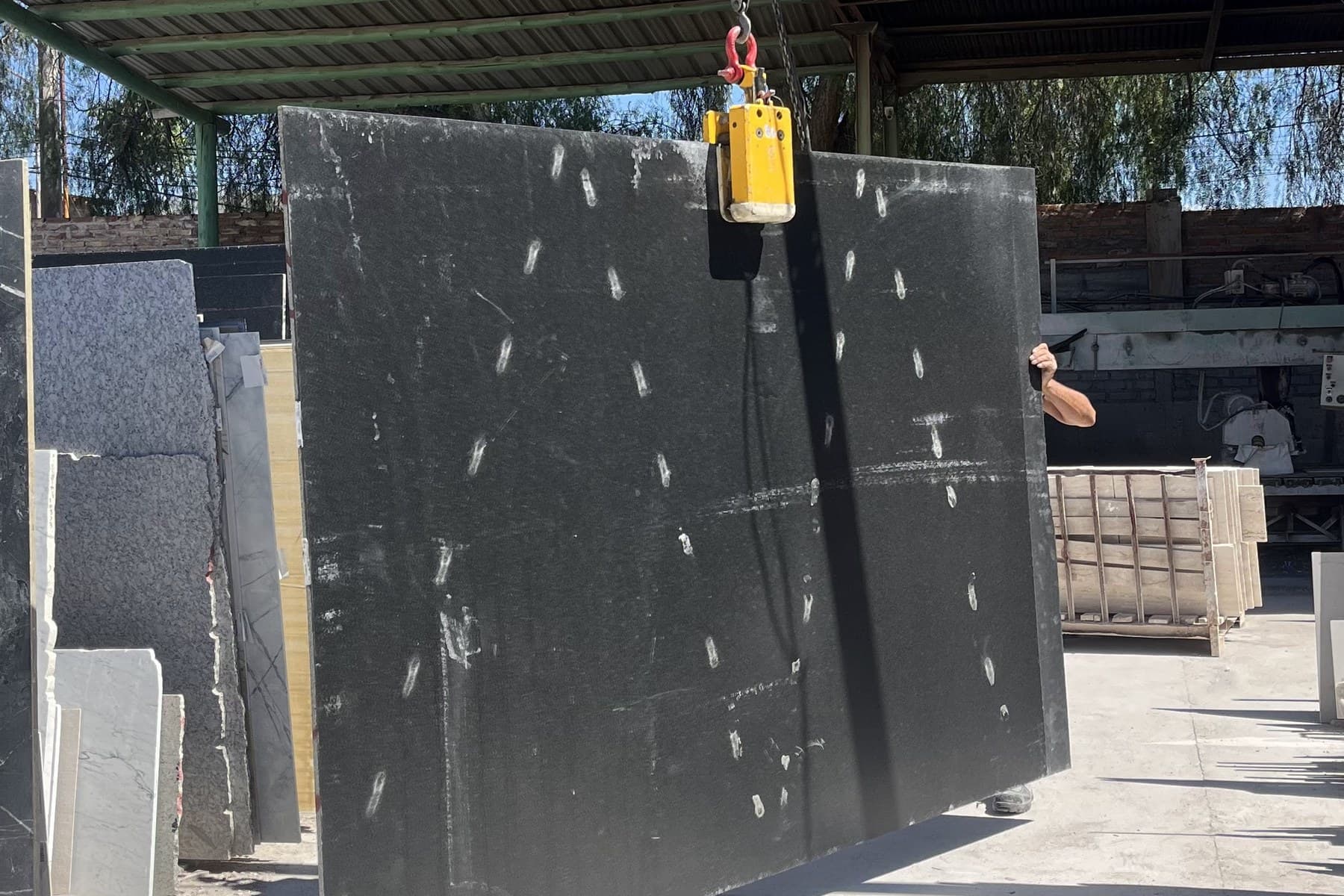 Placas de piedra suspendidas del pórtico en el playón de Puro Mármol