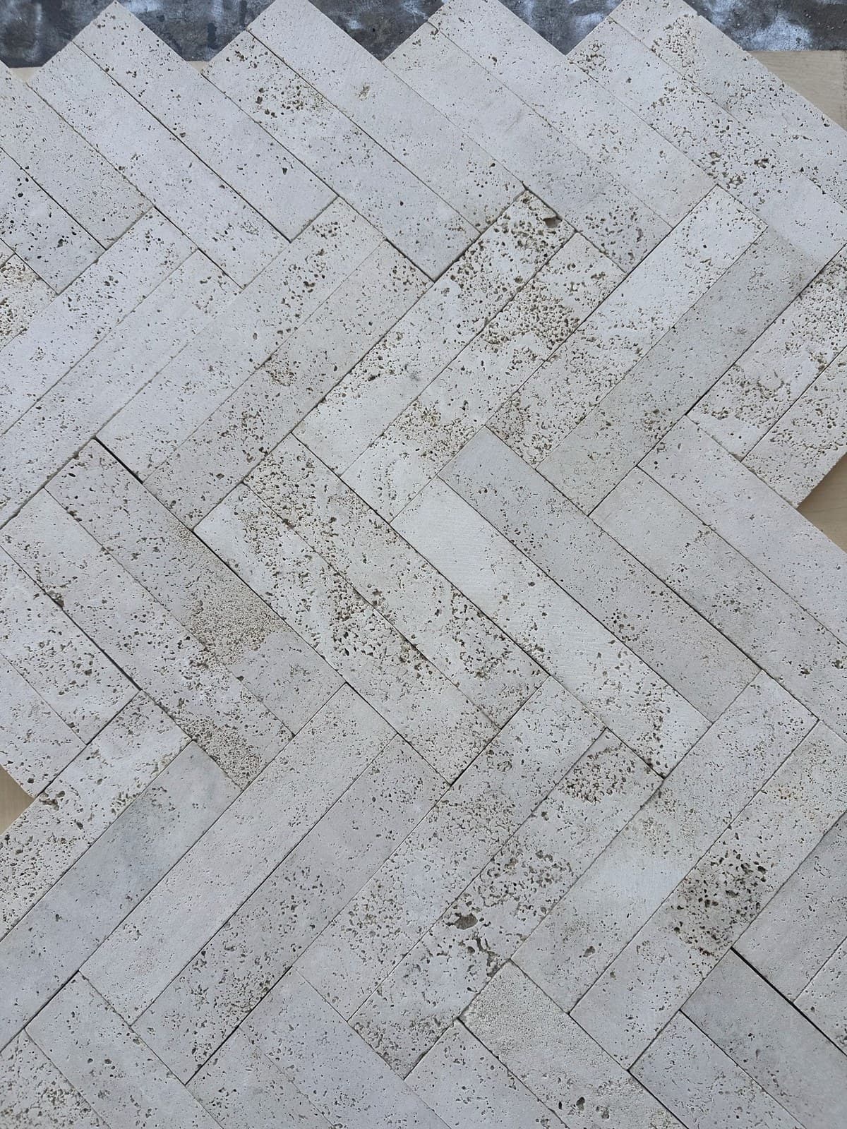Piso de travertino nacional armado en espina de pez