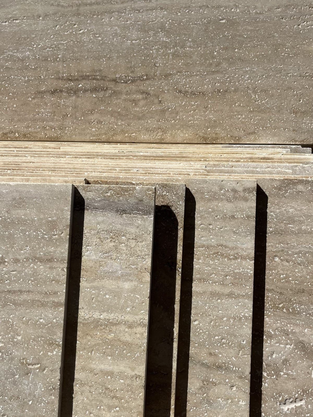 Placas de piedra guardadas de canto en el taller de Puro Mármol