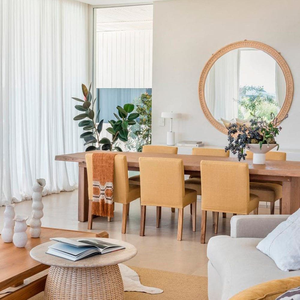 Living comedor con piso de Caliza Saint Remy y mesa de madera