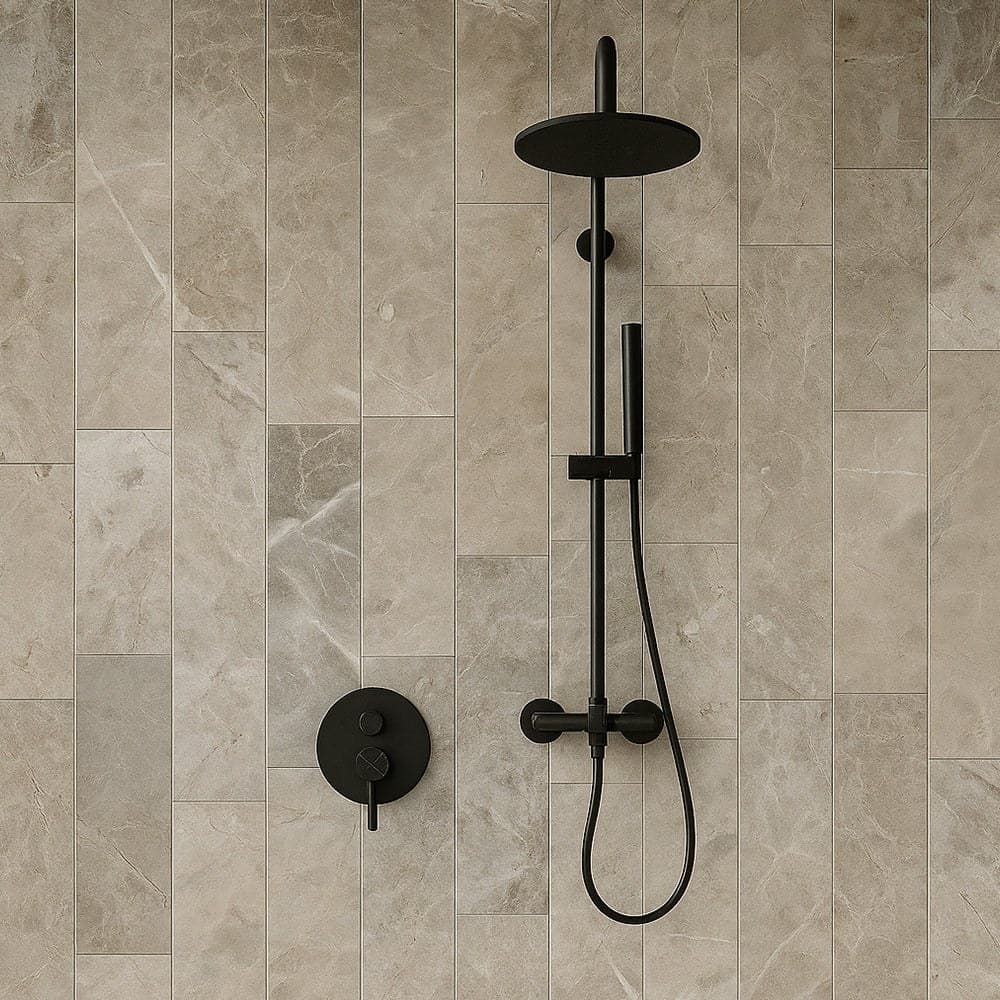 Ducha revestida en Moon Beige en placas verticales