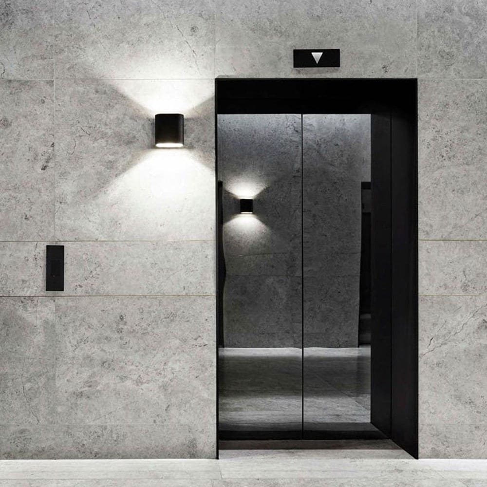 Hall de ascensores revestido en placas de Tundra Grey