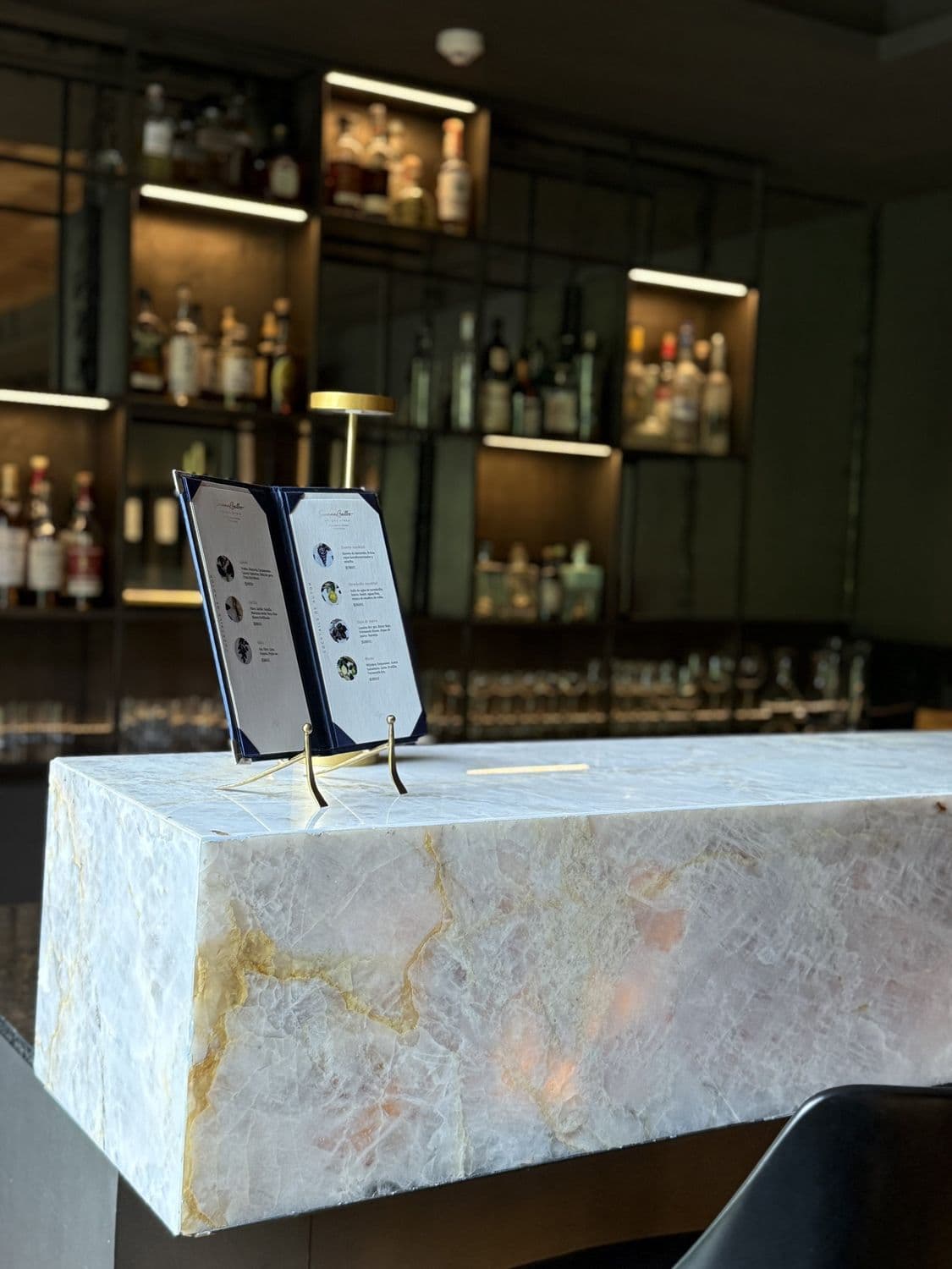 Barra del bar con frente de ónix retroiluminado, con la veta encendida desde atrás