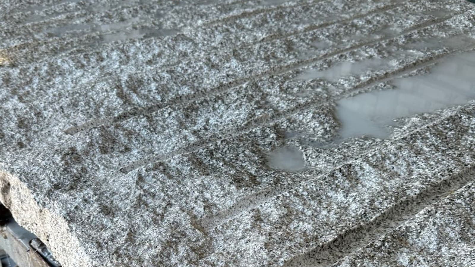 Placa de travertino con la costra natural a la vista, recién cortada