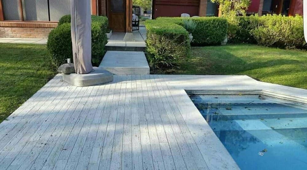 Solado exterior en travertino con terminación rústica